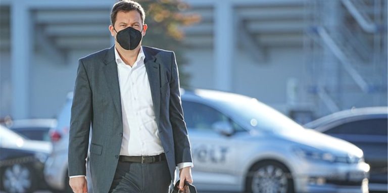 SPD-Generalsekretär Lars Klingbeil ist nach dem ersten Dreier-Gespräch mit Grünen und FDP über ein mögliches Regierungsbündnis zuversichtlich.