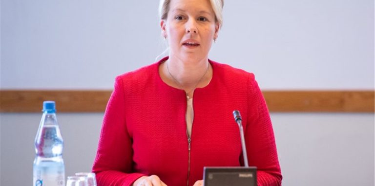 Die SPD mit Spitzenkandidatin Franziska Giffey präferiert die Sondierung in zwei Dreierformaten ohne die Union.