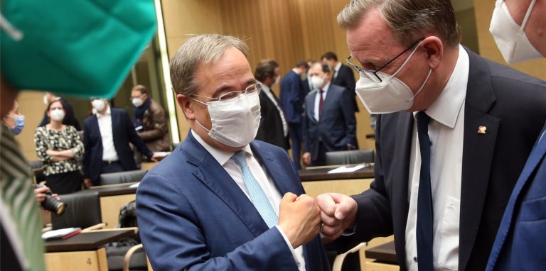 Wie stellt sich die CDU neu auf, nachdem NRW-Ministerpräsident und CDU-Chef Armin Laschet das Ticket Richtung Berlin gezogen hat? Es gibt Hinweise auf eine Mitgliederbefragung.
