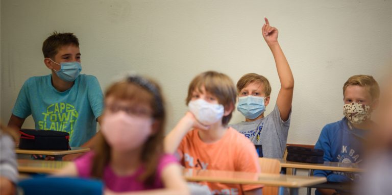 Eine Immunologin erklärt im Interview, warum die Maskenpflicht auch weiterhin so wichtig ist – vor allem bei Schülern.