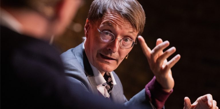 Karl Lauterbach hat die Corona-Aktion von Jan Josef Liefers zunächst gelobt, nimmt sein Lob jetzt jedoch wieder zurück.