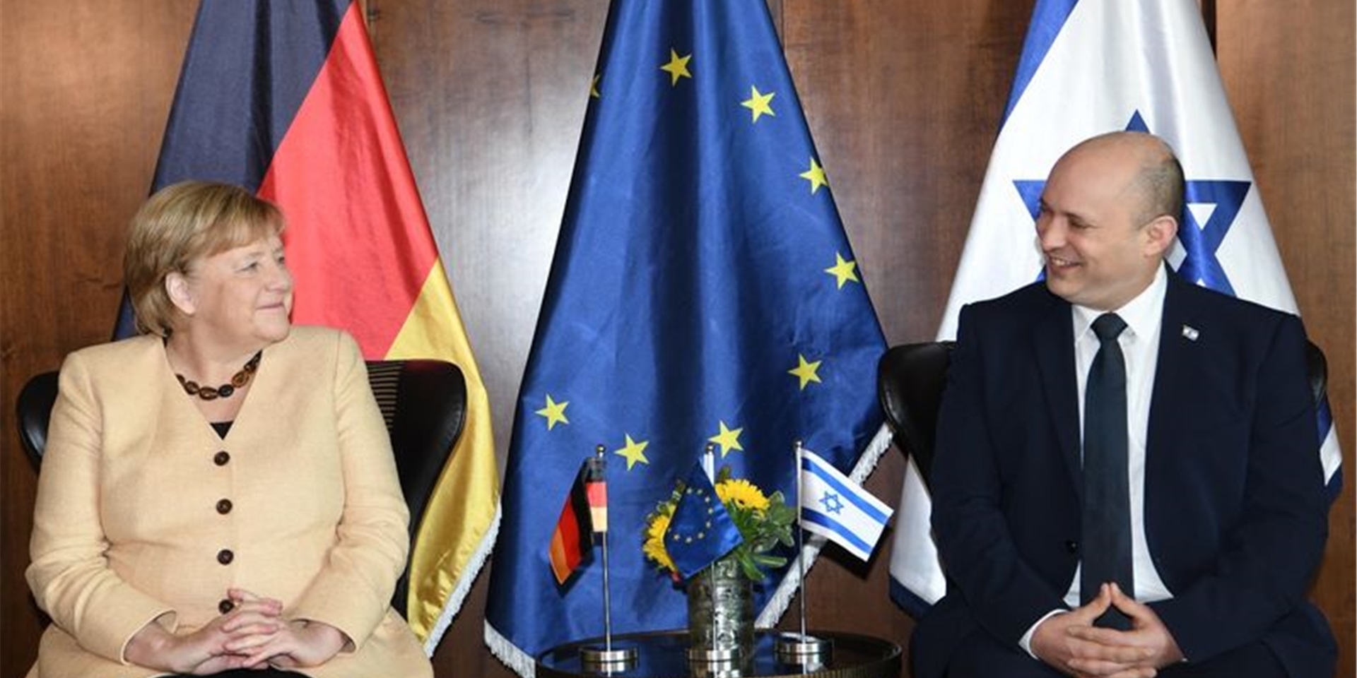 Am Sonntagmorgen traf Merkel Israels Ministerpräsident Naftali Bennett. Anschließend kam sie auch mit dem israelischen Kabinett zusammen.