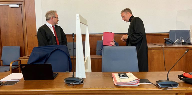 Der mutmaßliche Brandstifter bleibt in Untersuchungshaft.