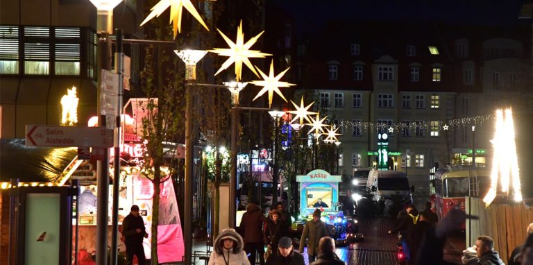 Das Archivbild zeigt einen Teil des Lüner Weihnachtsmarkt 2017. In diesem erstrahlten erstmals die Herrnhuter Sterne in der Fußgängerzone.