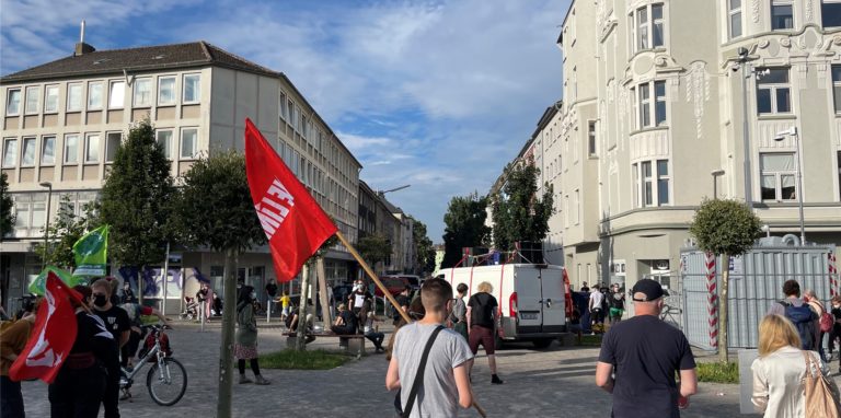 Der Abbau der mobilen Videoüberwachung (grauer Container rechts) hat auf dem Mehmet-Kubaşık-Platz am Montag (11.10.) begonnen. Bei Demonstrationen wie der, die auf dem Bild zu sehen ist, mussten die Kameras abgeschaltet werden.
