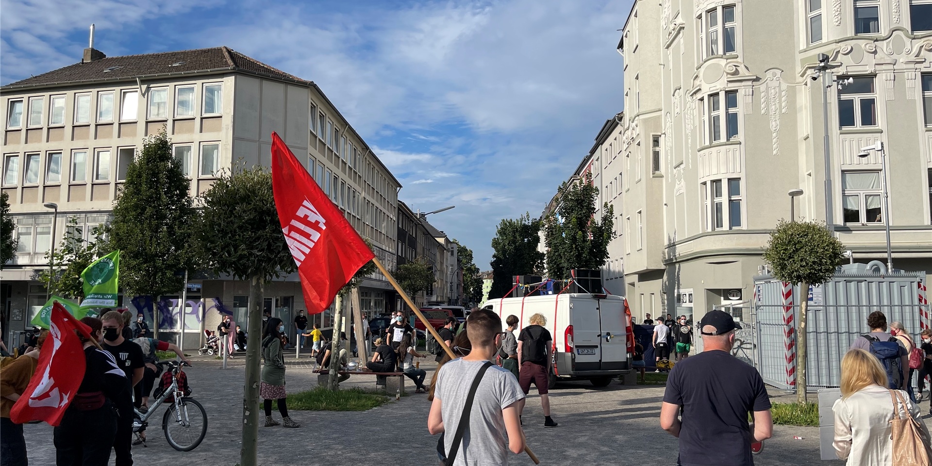 Der Abbau der mobilen Videoüberwachung (grauer Container rechts) hat auf dem Mehmet-Kubaşık-Platz am Montag (11.10.) begonnen. Bei Demonstrationen wie der, die auf dem Bild zu sehen ist, mussten die Kameras abgeschaltet werden.
