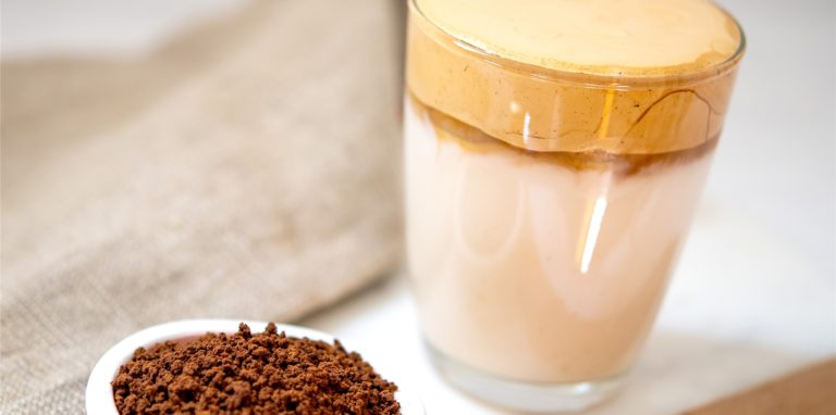 Passend zum Dalgona-Keks gibt es auch einen Dalgona-Kaffee. Beides stammt aus aus Südkorea.