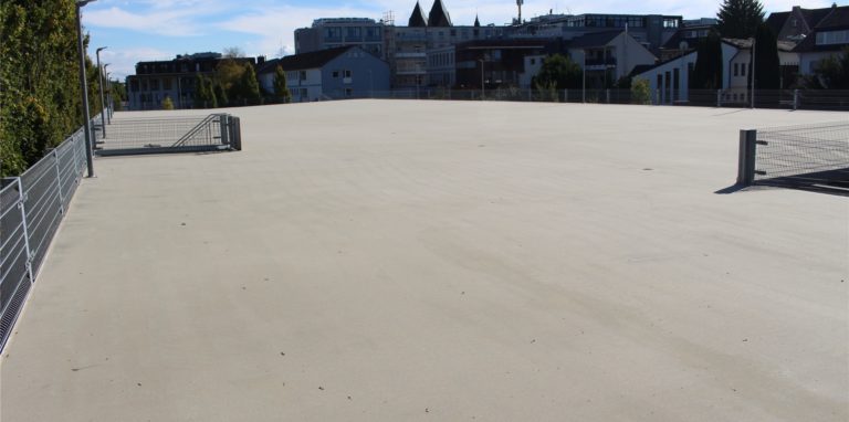 Auf dem neuen Parkdeck scheinen nur die Markierungen zu fehlen. Wann die kommen ist nicht bekannt.