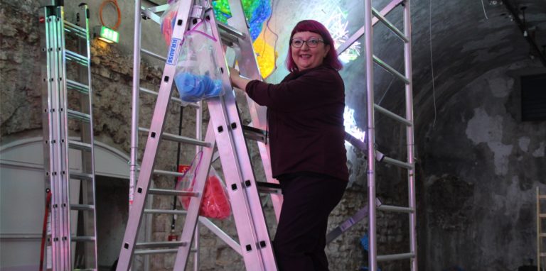 Leiter und Podest sind in diesen Tagen stark genutzt: Adela Andea aus Texas richtet ihren Ausstellungsraum im Internationalen Zentrum für Lichtkunst in Unna her.
