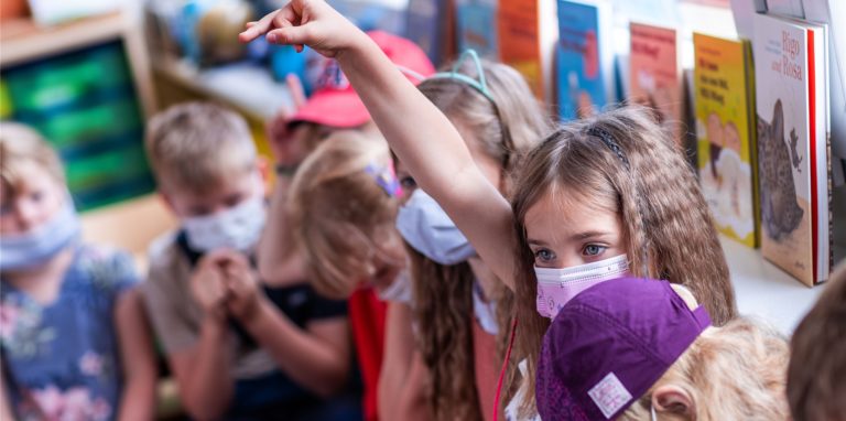 Die Maskenpflicht am Platz wird für Schülerinnen und Schüler in NRW wohl bald fallen (Symbolbild).
