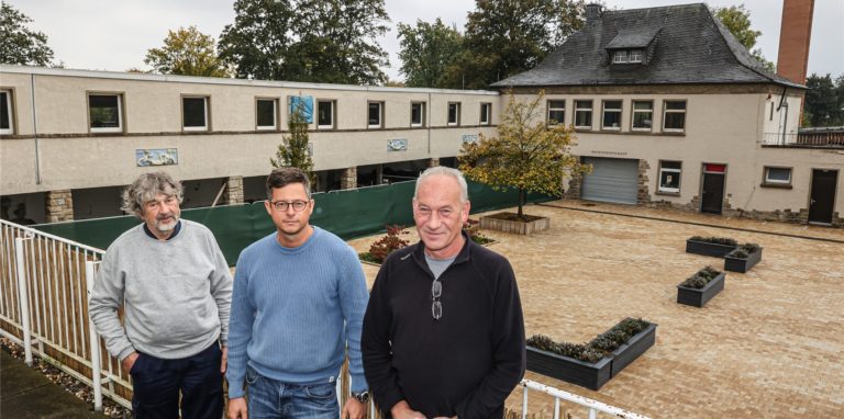 Rolf Makowka, Georg Röder und Jörg Husemann (v.l.) von der Sportwelt Dortmund im Freibad Volkspark.