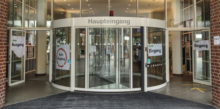 Der Eingang des Klinikums Mitte.