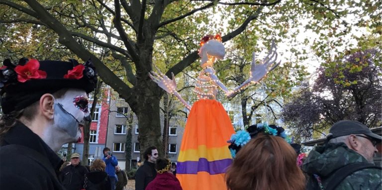 Den Dia de Muertos, den Tag der Toten, feiern die Dortmunder am Freitagabend (15.10.) mit einem Umzug durch die Stadt. Sehen Sie die Parade im Live-Video.