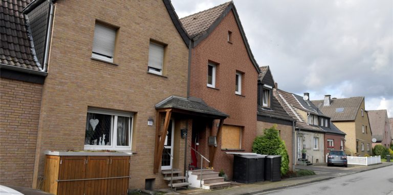 Die Fenster sind versperrt, das Haus in der Bismarckstraße ich nach dem Brand am Dienstag für längere Zeit nicht mehr bewohnbar.