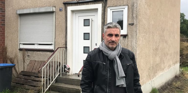 Deniz Demirci vor seinem Haus in Castrop-Rauxel. Seit fast zwei Jahren ist es nicht mehr bewohnbar.
