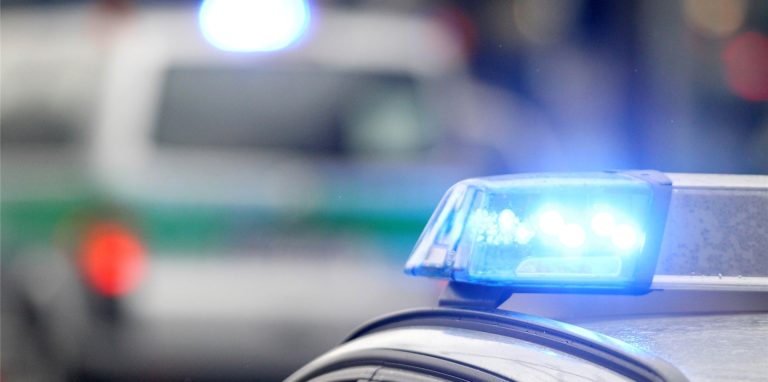 Ein Fußgänger wurde in Neuss auf der Autobahn von einem Streifenwagen der Polizei erfasst und getötet.