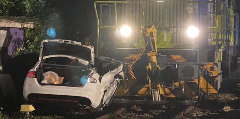 Gegen 18.15 Uhr ist am Sonntagabend ein Zug am Dortmunder Hafen mit einem Auto kollidiert.