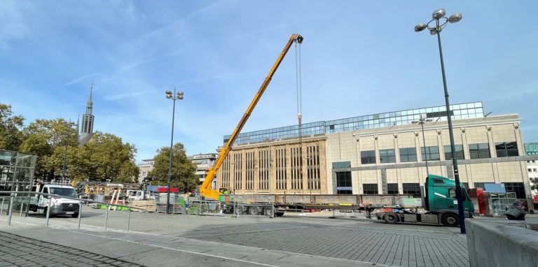 Auf dem Dortmunder Hansaplatz sind die Aufbauarbeiten des großen Weihnachtsbaums gestartet.