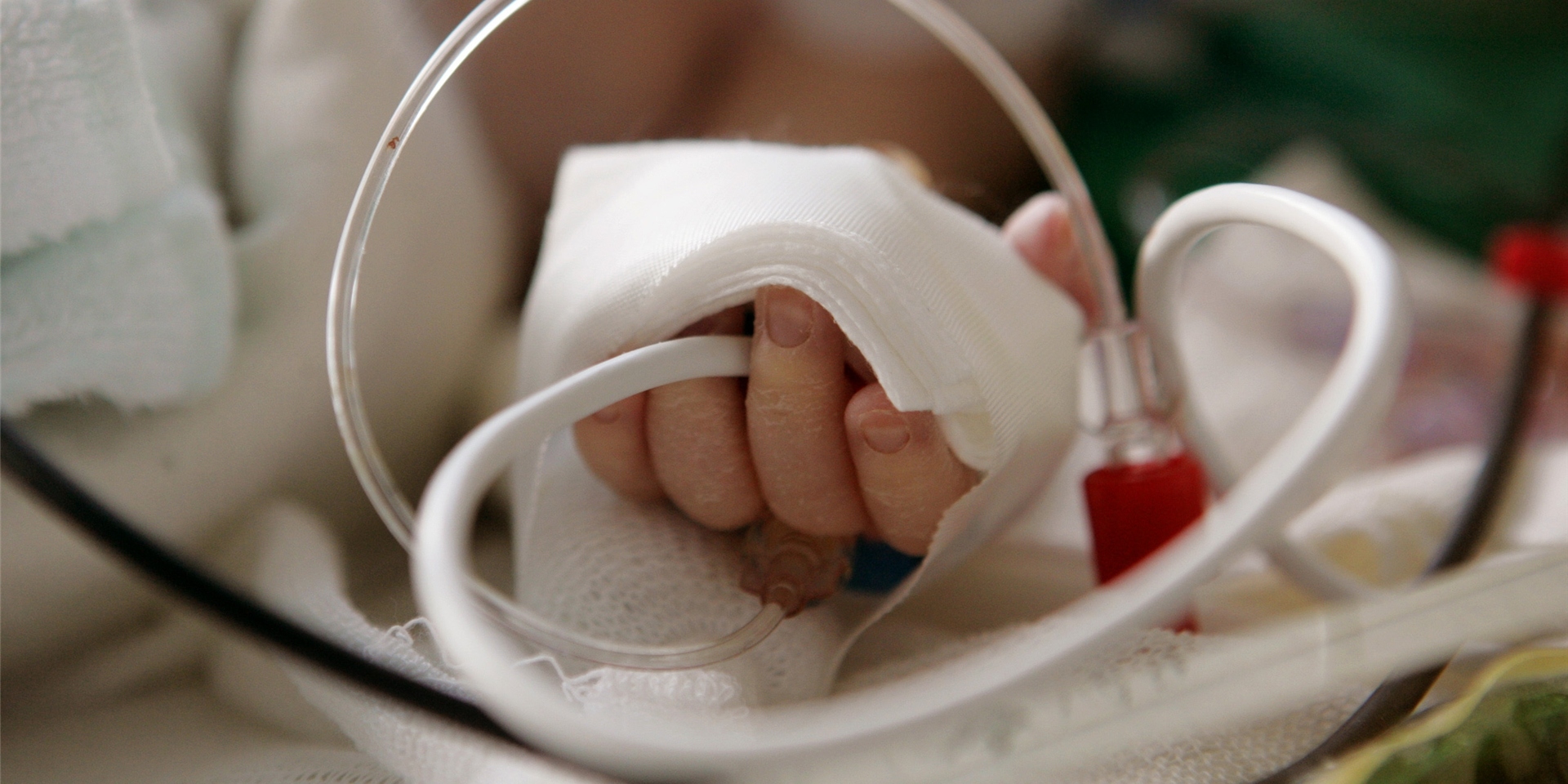 Weil er sein fünf Wochen altes Baby so schwer geschüttelt hat, dass es irreversible Hirnschäden erlitt, ist ein Vater aus Herne am Bochumer Landgericht verurteilt worden. (Symbolbild)