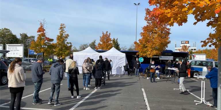 Vor dem Impfbus auf dem Ikea-Parkplatz hat sich am Montag (18.10.) eine lange Schlange gebildet. Die Menschen stehen für eine Impfung an, ihre Gründe dafür unterscheiden sich allerdings.