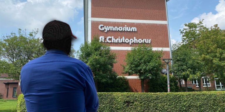 Zurück am Ort der belastenden Erinnerungen: Wolfgang L. aus Dortmund, heute 70 Jahre alt, war in den 60er Jahren Internats-Schüler des Christophorus-Gymnasiums. Er ist einer der Betroffenen des Missbrauchs-Skandals.