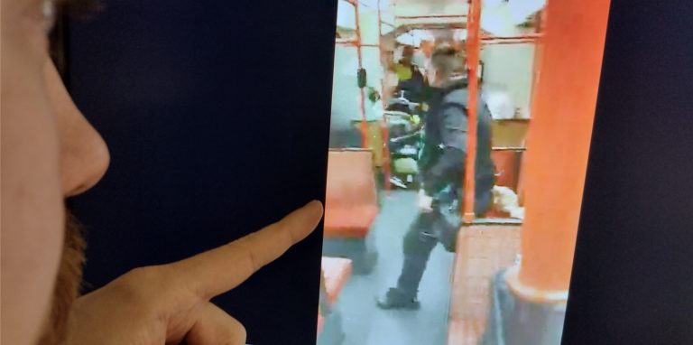 Ein Video aus einer Stadtbahn macht gerade die Runde, das eine heftige Szene zeigt.