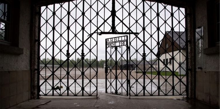 Das Eingangstor mit der Inschrift «Arbeit macht frei» ist an der Gedenkstätte des Konzentrationslagers Dachau zu sehen. (Archivbild)