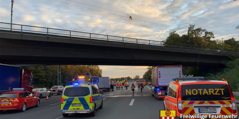 Einsatzfahrzeuge und -kräfte stehen auf der A1. Bei einem Verkehrsunfall auf der Autobahn 1 zwischen dem Kamener Kreuz und Kamen Zentrum sind am Montagnachmittag sieben Menschen verletzt worden.