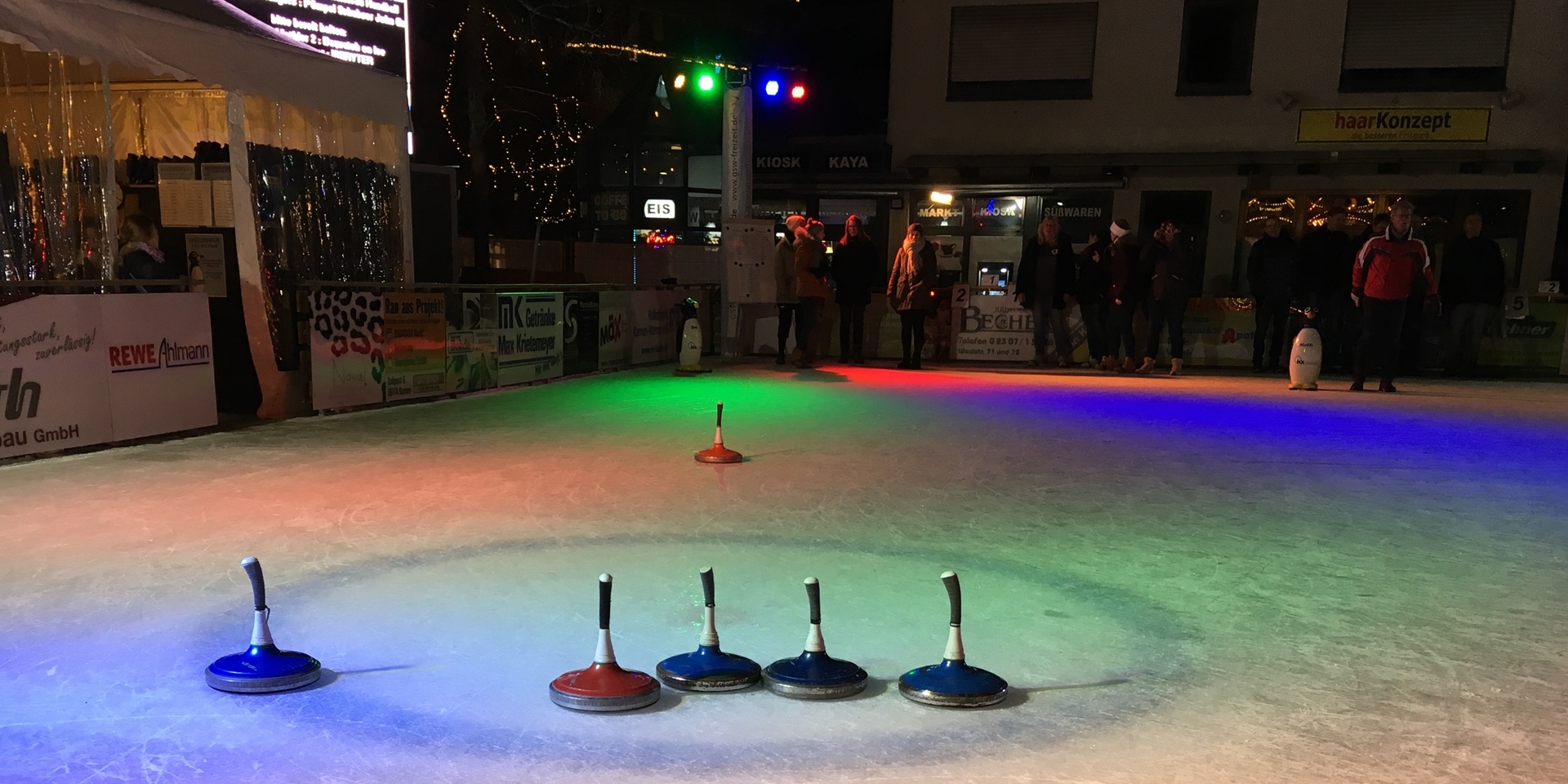 Die Stadtmeisterschaften im Eisstockschießen starten am 29. November. Von 161 Teams wurden 120 für die Teilnahme an dem beliebten Wettbewerb ausgelost.