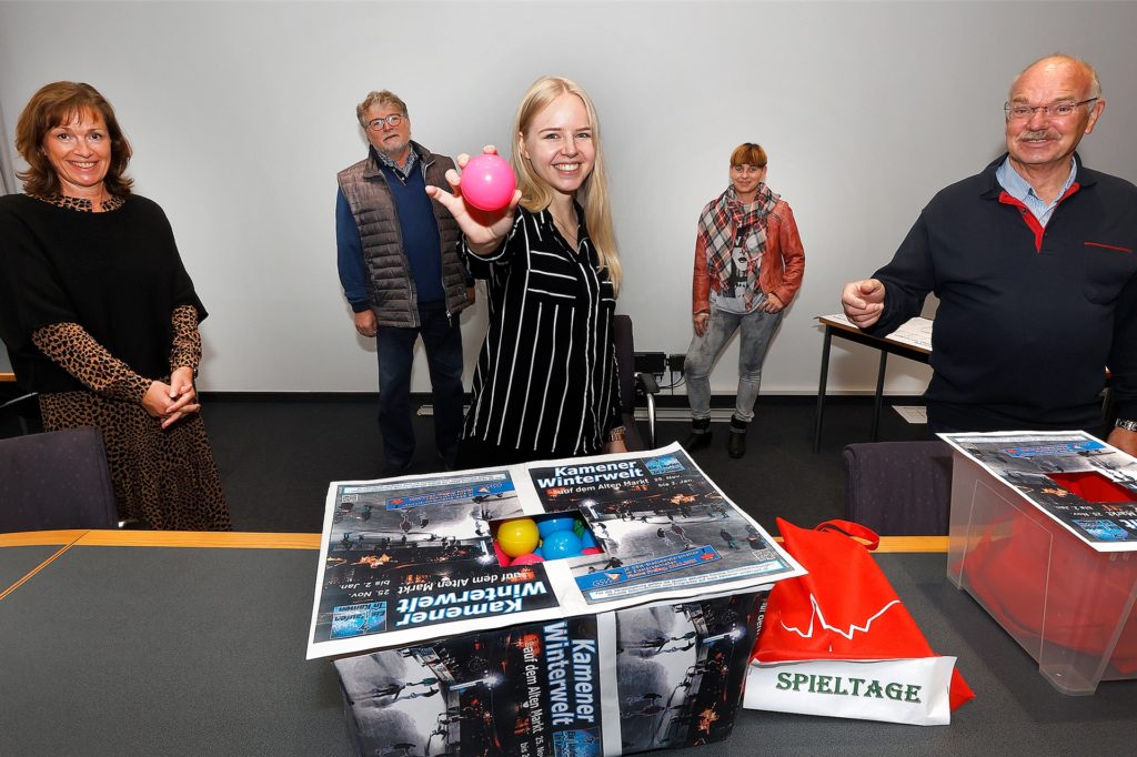 title attribut Im Einsatz als Glücksfee: Janine Goldbaum bei der Auslosung, mit (von links) Ingelore Peppmeier, Joachim Eckardt, Christina Barthel und Bernhard Büscher.
