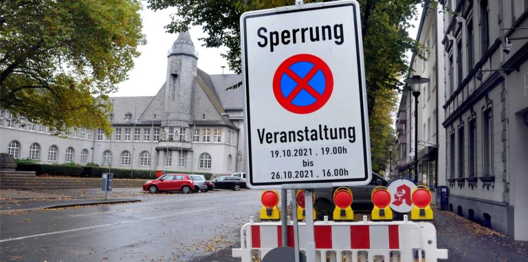 Absperrschilder weisen rund ums Rathaus auf die bevorstehende Herbstkirmes hin.