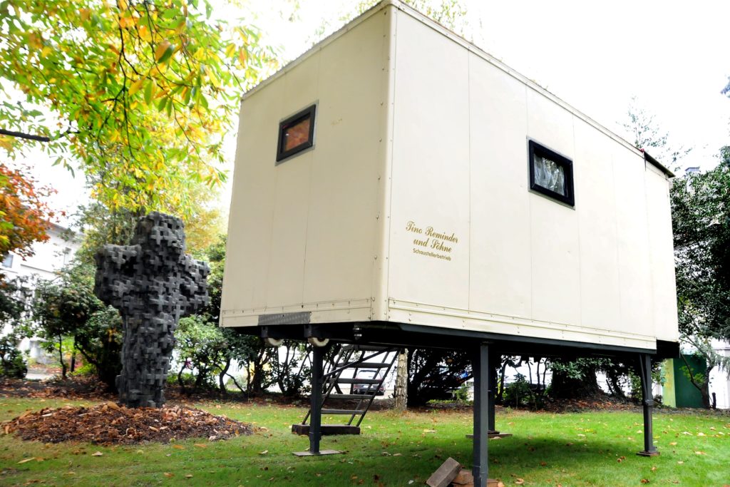 title attribut Als einer der ersten Vorboten der Herbstkirmes stand dieser Container auf Stelzen am Dienstagnachmittag schon vor dem „Kreuz der Kreuze