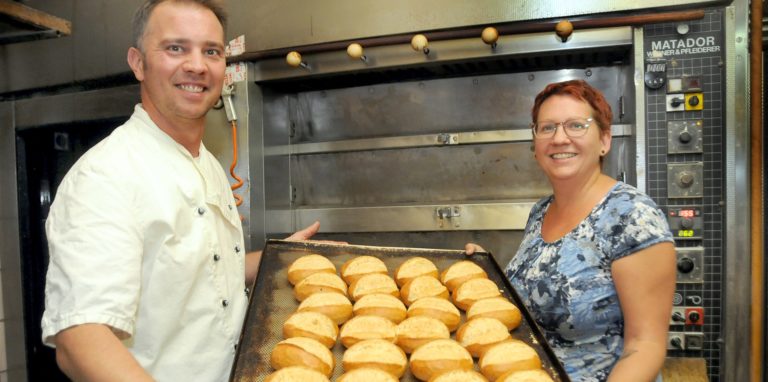 Bäckermeister Sascha Ruhnke und seine Ehefrau Sarah Ruhnke haben mit seigenden Rohstoffpreisen zu kämpfen.