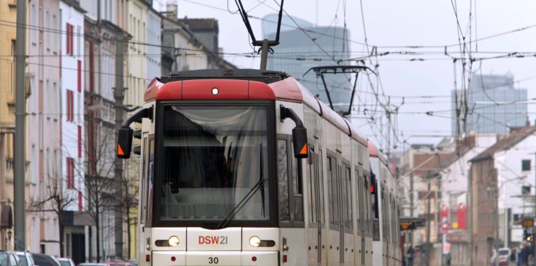 Der Flaschenwurf in einer U-Bahn beschäftigt die Polizei weiter, obwohl sie schon einen Täter hat.