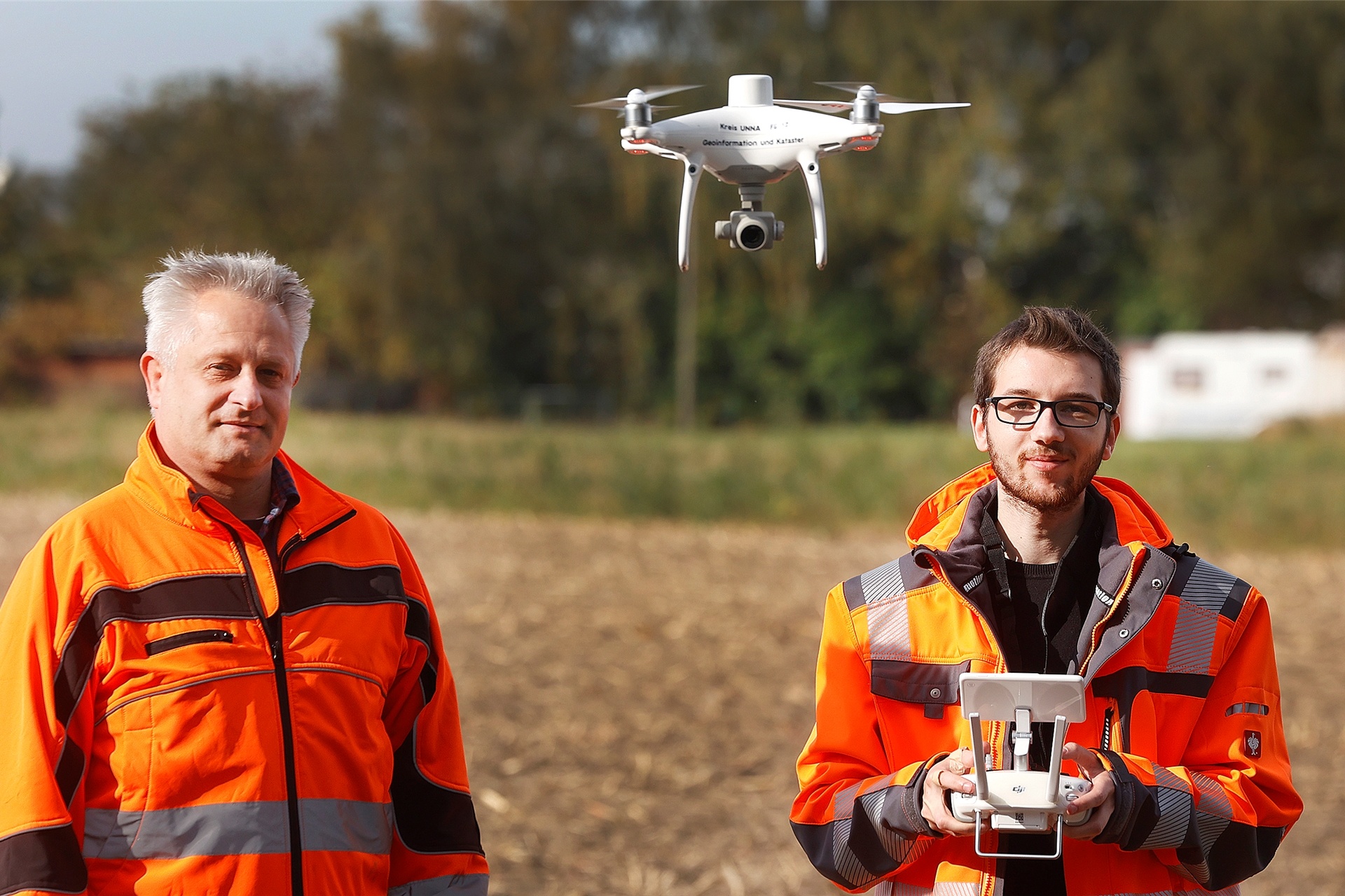 Wolfgang Schulte und Marcel Budinger (r.) vom Kreis Unna lassen 2021 noch ein damals zugelassenes Drohnen-Modell aufsteigen und die geplante Trasse für die Südkamener Spange vermessen und fotografieren.