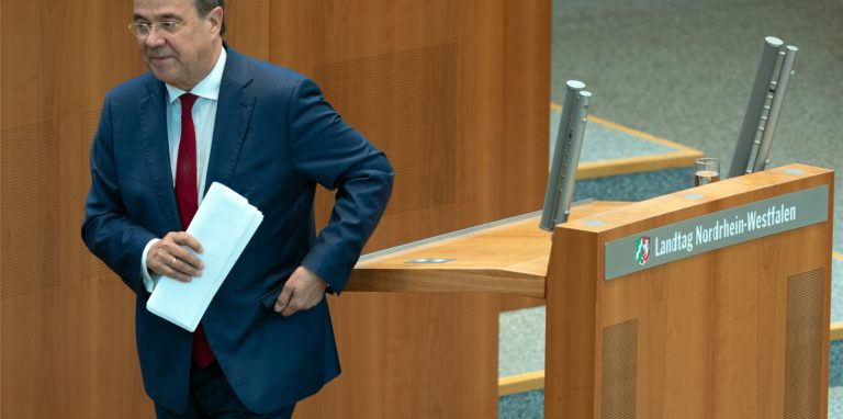 Armin Laschet will in der kommenden Woche seinen Rücktritt als NRW-Ministerpräsident einreichen.