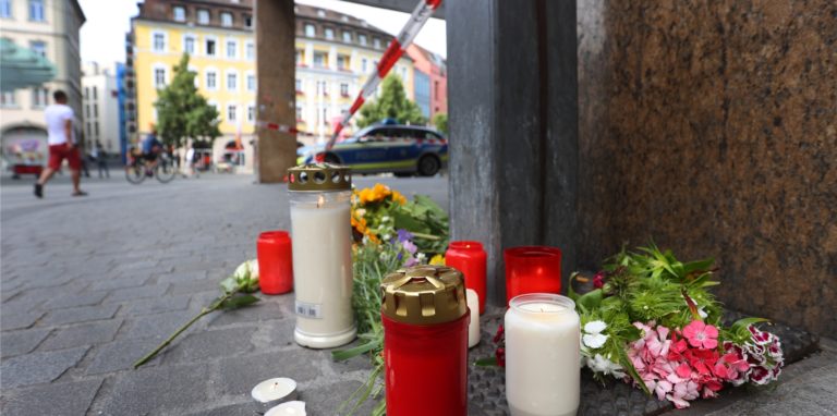 Trauer um die Opfer einer Messerattacke am Tatort.