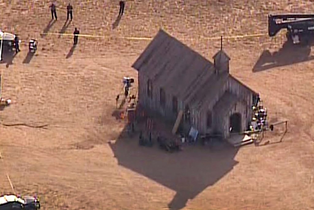Dieses Luftbild, das von KOAT 7 News zur Verfügung gestellt wurde, zeigt Beamte des Sheriffs von Santa Fe County, die zum Schauplatz einer tödlichen Schießerei auf einer Filmkulisse der Bonanza Creek Ranch in der Nähe von Santa Fe kommen.