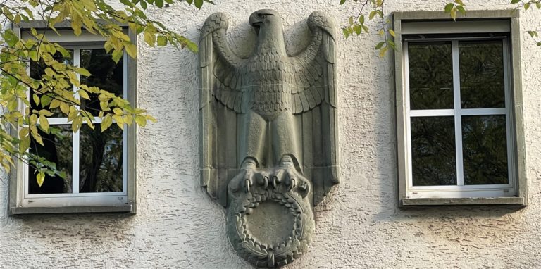 An einem Dortmunder Gebäude hängen Reichsadler aus der Zeit der Nationalsozialisten.