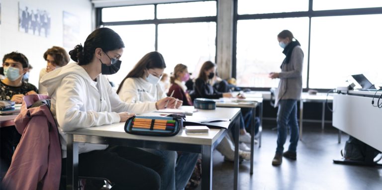 Schüler mit Masken im Klassenraum: Diese Regel gilt bald nicht mehr.