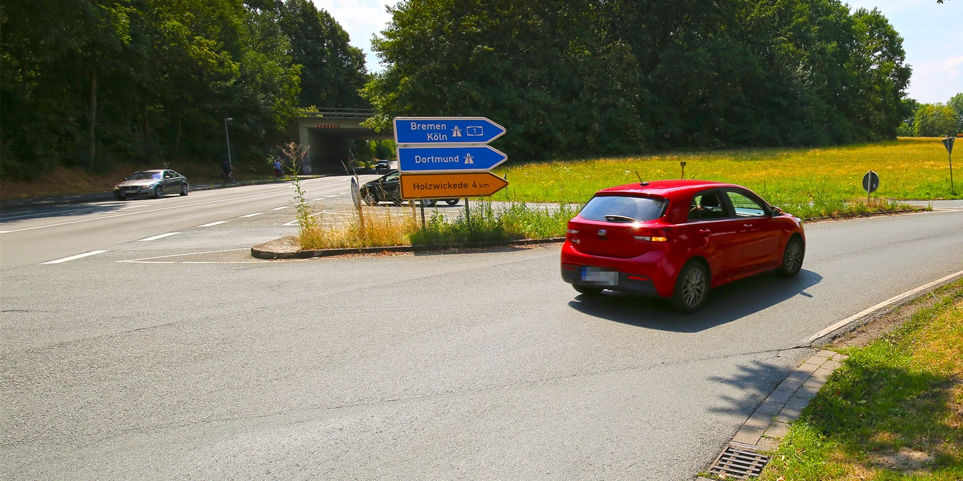 Die Anschlussstellen von B1 und Feldstraße erfordern manchmal besondere Vorsicht. Gerade an Samstagen braucht es oft Geduld, um eine ausreichend große Lücke fürs sichere Einfädeln zu bekommen.