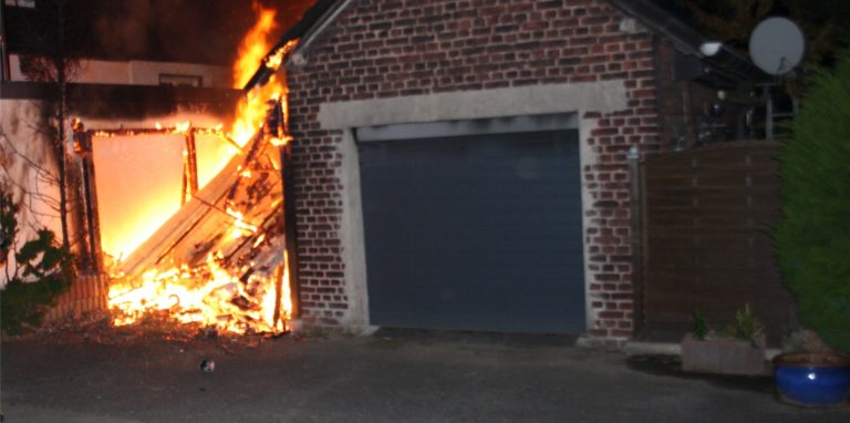 Die Feuerwehr war am Samstagabend mehrfach in Kamen und Unna im Einsatz – hier ein brennender Carport in Unna