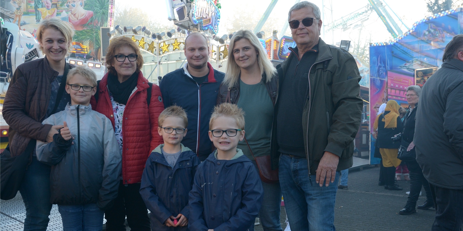 Familie Wortmann aus Bergkamen kam wieder gern zur Sim-Jü-Kirmes. Gleich drei Generationen erlebten hier einen tollen Kirmes-Tag – auch dank der Bummelpäckchen, die die Familie gewonnen hatte. Wir haben sie bei dem Gang über die Kirmes begleitet.