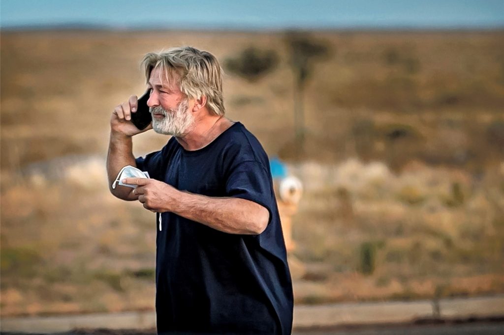 title attribut US-Schauspieler Alec Baldwin telefoniert auf dem Parkplatz vor dem Santa Fe County Sheriff's Office, nachdem er zu dem Vorfall am Set des Films «Rust» am Stadtrand von Santa Fe befragt wurde.