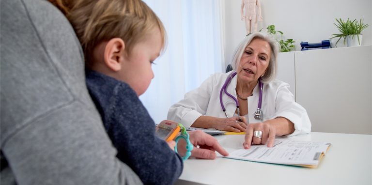 In diesem Winter werden sich unter Kindern wieder viele Erkältungsviren ausbreiten – speziell das RS-Virus. Haben die Kleinen Schwierigkeiten mit dem Atmen, ist ein Arztbesuch ratsam.