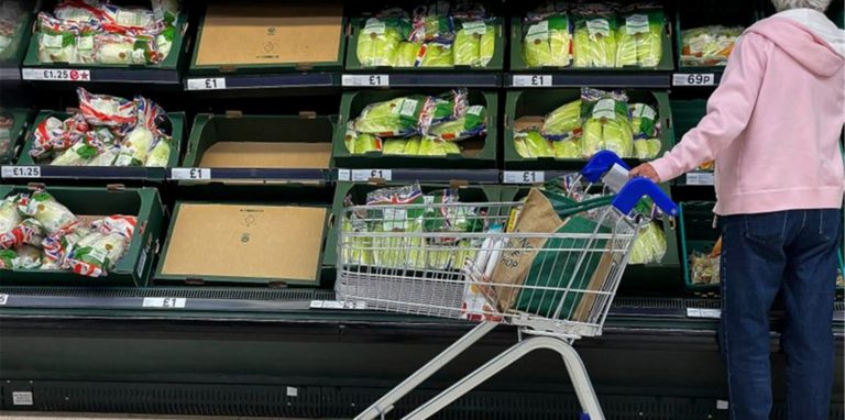 Teilweise leere Regalen in einem Supermarkt,in London. Corona und Brexit haben die Lieferketten auf den Kopf gestellt.