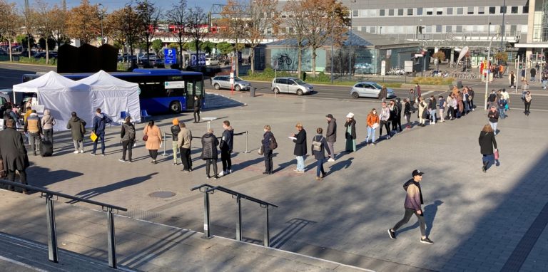 Die Schlange vor dem mobilen Impfzentrum reichte am Montagmittag (25.10.) bis zur Fußgängerampel zum Dortmunder Hauptbahnhof.