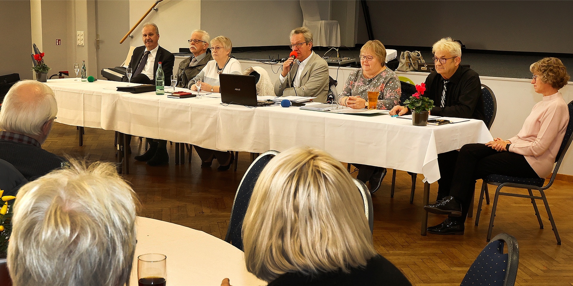 Im Rahmen des Sängertags wurde der Vorstand wiedergewählt und der bislang kommissarische Kreischorleiter Joachim Stoff im Amt bestätigt. Teamsprecher bleibt Wilfried Gockel, um die Kasse kümmert sich Vilja Gieler.