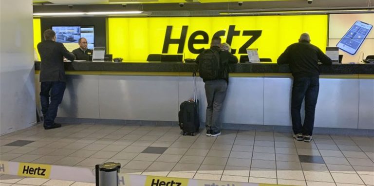 Der US-Autovermieter Hertz steckt mit einer Großbestellung bei Tesla Milliarden in den Ausbau seiner Elektro-Autoflotte.