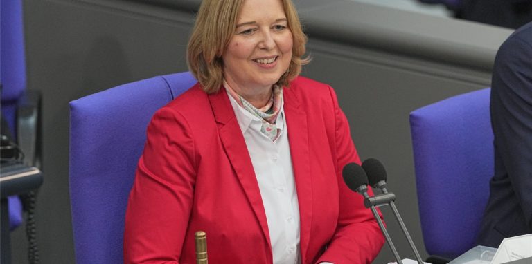 Bärbel Bas (SPD) spricht nach ihrer Wahl zur Bundestagspräsidentin bei der konstituierenden Sitzung des neuen Bundestags.